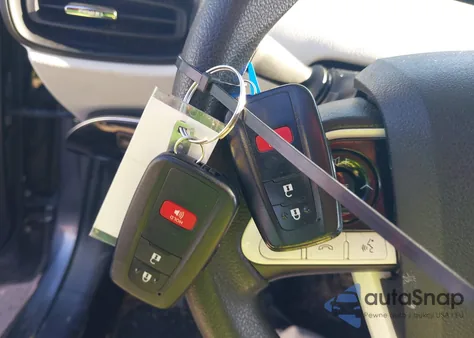 2018 Toyota Prius Two Eco z USA, uszkodzony, nr VIN JTDKARFU4J3065227